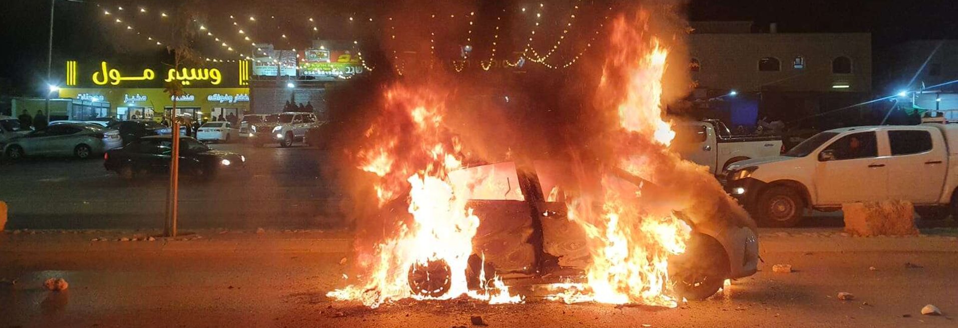 רכב בוער בלילה ברחוב הראשי בכניסה לשגב שלום